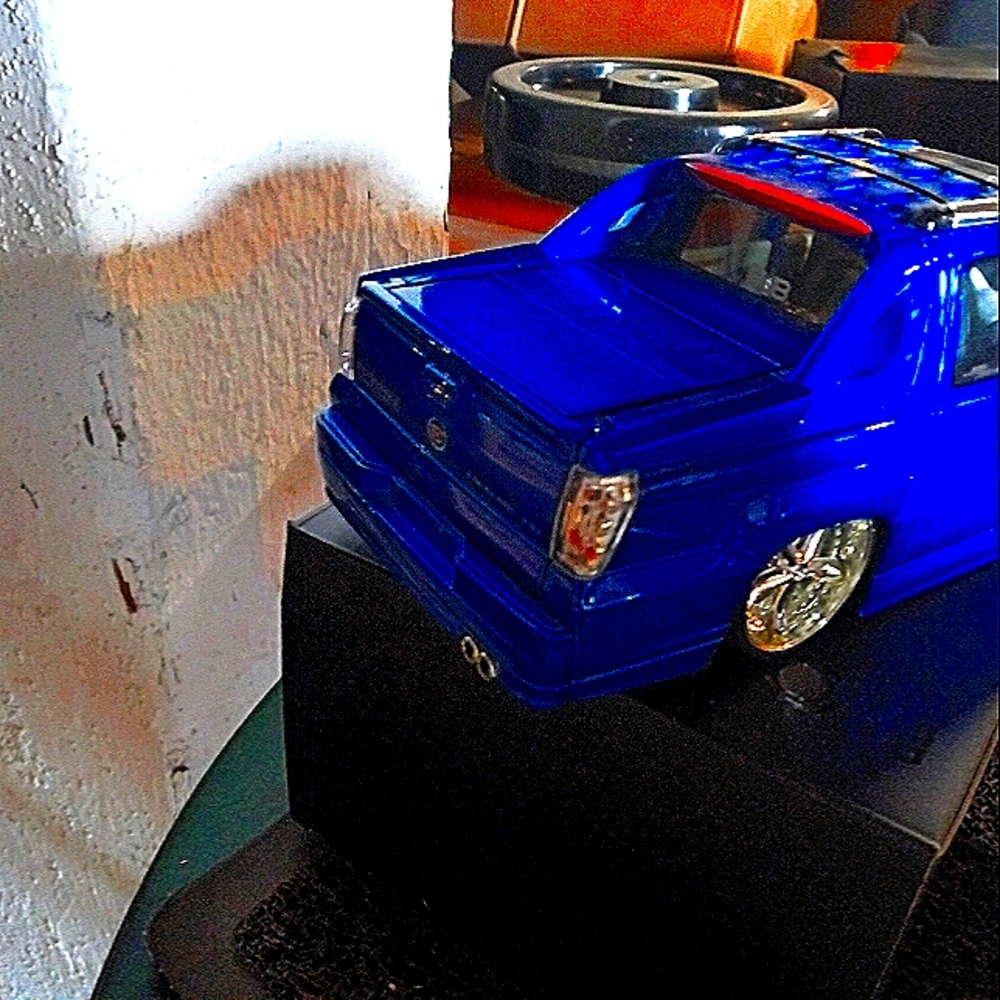 1 1/8 Model Blue Escalade w/chrome wheels